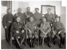 Екатеринбург 17 февраля 1918 г. В центре сидит Колчак по правую руку от него Гайда