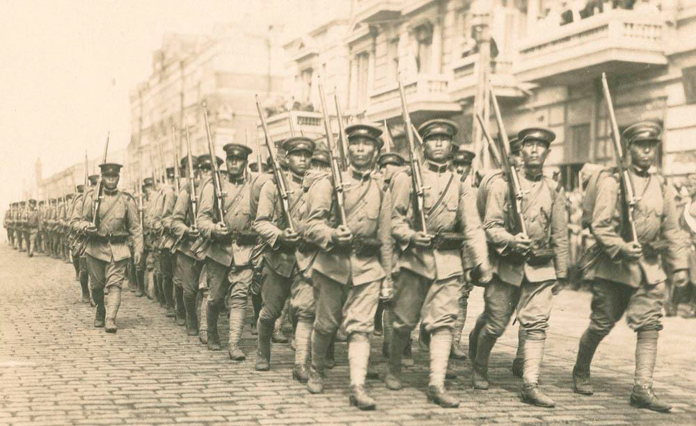 По брусчатке Владивостока шагают войска Японской Империи (19.08.1918)