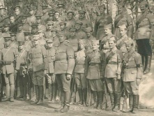 Фрагмент большого фото, где запечатлены вояки всех держав, прибывших во Владивосток с «миротворческой миссией»